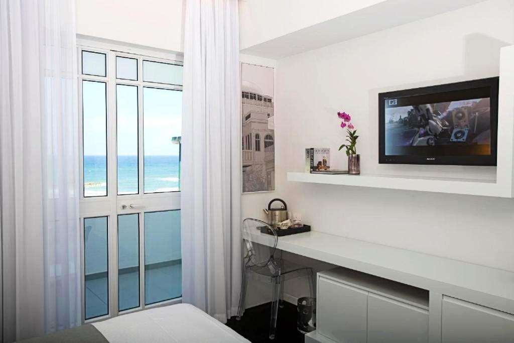 Olive Gordon By The Hotel 3*